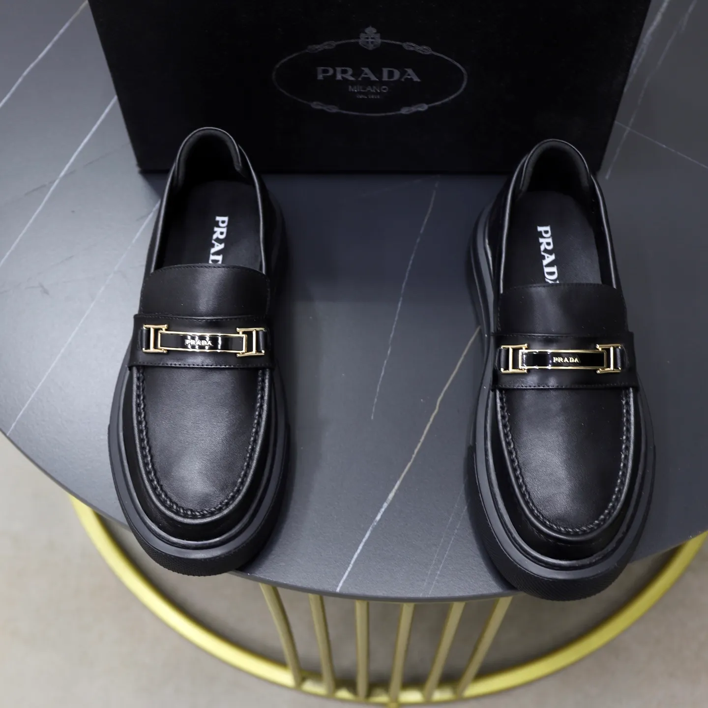Ex-factory price: 500💰🙅‍♂️🙅‍♂️🙅‍♂️ Brand: PRADA Standard code: Men's code 38-44 (45 can be customized) Grade: Same style as the official website Original order quality Material: Original cowhide surface Comfortable lining Original outsole Style category: Men's fashionable casual leather shoes Distinguished big-name luxury elements Top luxury Color: Color of the actual picture